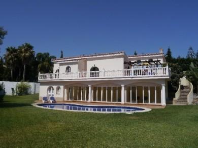 Chalet con 4 dormitorios se vende en Marbella, Costa del Sol