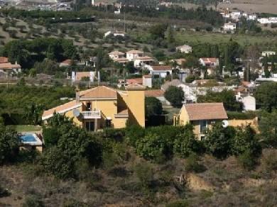 Chalet con 6 dormitorios se vende en Alhaurin el Grande