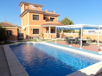 Chalet con 5 dormitorios se vende en Villamartin, Costa Blanca