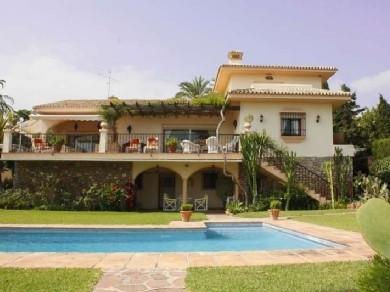 Chalet con 6 dormitorios se vende en Marbella, Costa del Sol