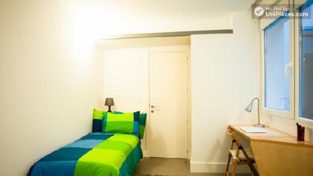 Rooms available - Large 14-bedroom residence in popular Malasaña