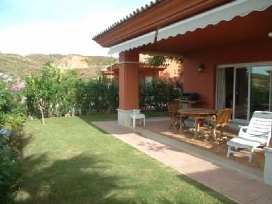 Chalet con 3 dormitorios se vende en Marbella, Costa del Sol