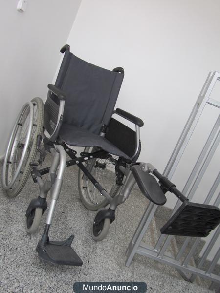 Silla de ruedas con reposa pierna izquierdo elevable. ECONÓMICA