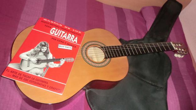 Guitarra española + funda  + libro teórico-práctica