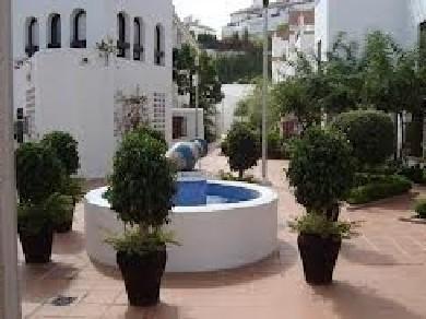 Apartamento con 2 dormitorios se vende en Marbella, Costa del Sol