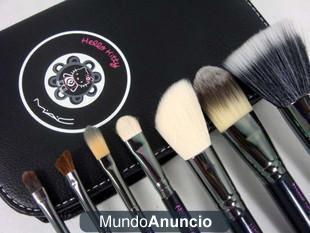 Estuche Hello Kitty maquillaje MAC con 7 brochas