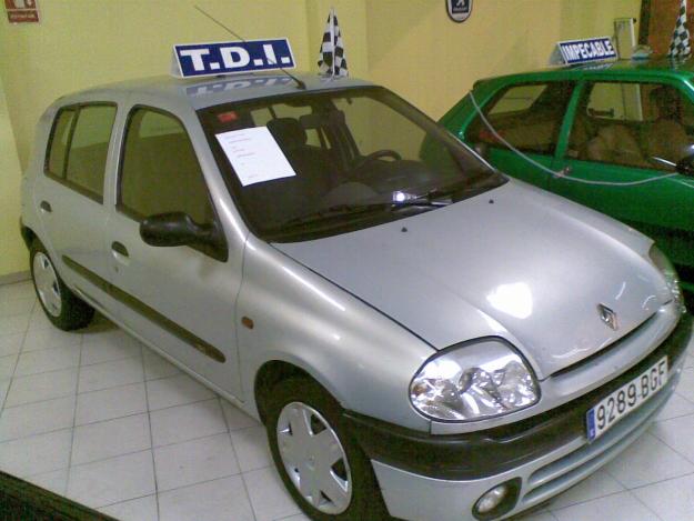 Renault clio muy buen estado 2003 1. 9 dci sabadell sur calle buxeda 18 sobre la gran via