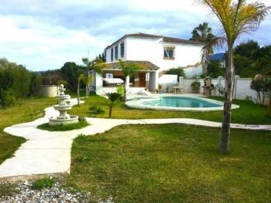 Chalet con 6 dormitorios se vende en Alhaurin el Grande