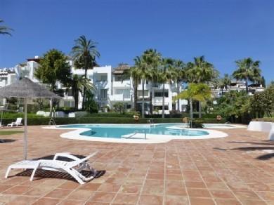 Apartamento con 2 dormitorios se vende en Estepona, Costa del Sol