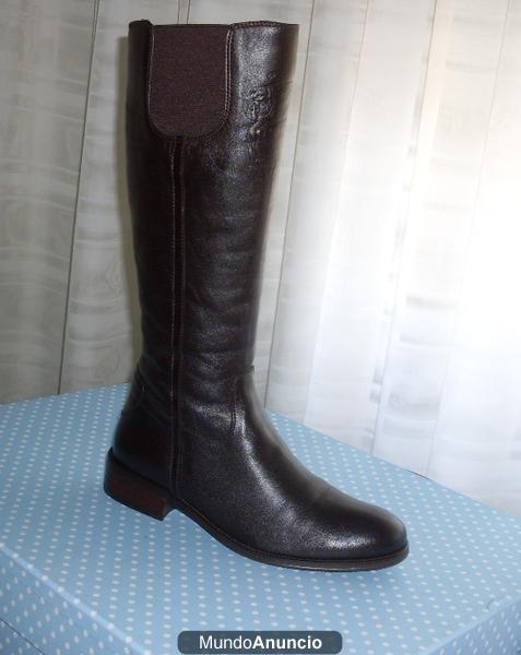 Botas marrones de piel.