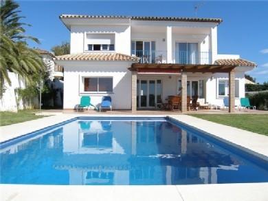 Chalet con 4 dormitorios se vende en Estepona, Costa del Sol