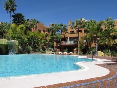 Apartamento con 3 dormitorios se vende en Marbella, Costa del Sol