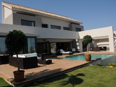 Chalet con 4 dormitorios se vende en Benahavis, Costa del Sol