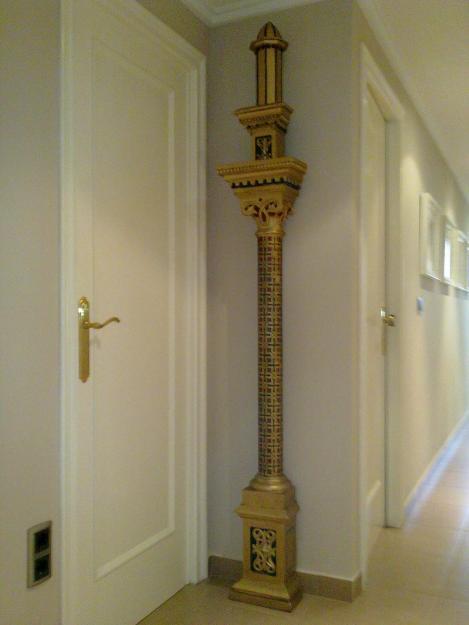 Columna de madera muy antigua y decorativa.