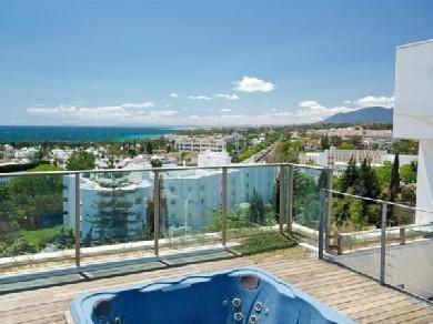 Apartamento con 3 dormitorios se vende en Marbella, Costa del Sol