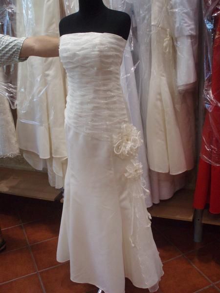 Venta al por mayor  vestidos de novia,fiesta y comunion desde 75