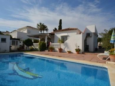 Chalet con 3 dormitorios se vende en Marbella, Costa del Sol