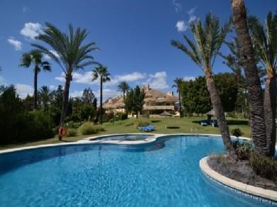 Apartamento con 3 dormitorios se vende en Marbella, Costa del Sol