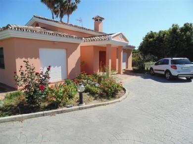 Chalet con 3 dormitorios se vende en Estepona, Costa del Sol