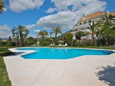 Apartamento con 3 dormitorios se vende en Marbella, Costa del Sol