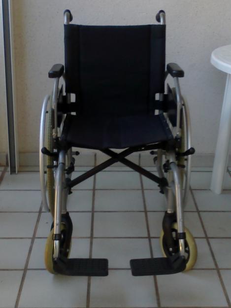 Se  vende silla de ruedas  semi nueva