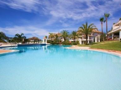 Apartamento con 3 dormitorios se vende en Marbella, Costa del Sol