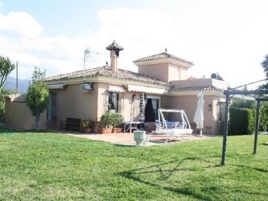 Chalet con 3 dormitorios se vende en Estepona, Costa del Sol