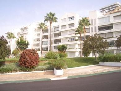 Apartamento con 3 dormitorios se vende en Marbella, Costa del Sol