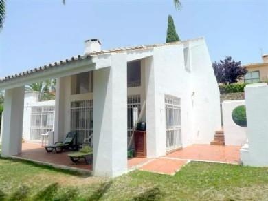 Chalet con 3 dormitorios se vende en Marbella, Costa del Sol