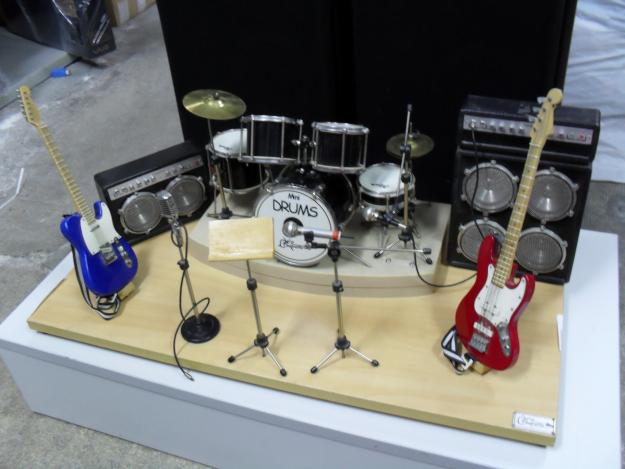 CONJUNTO DE INSTRUMENTOS MUSICALES EN MINIATURA (ESCENARIO)