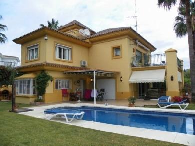 Chalet con 5 dormitorios se vende en Marbella, Costa del Sol