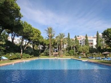 Apartamento con 3 dormitorios se vende en Marbella, Costa del Sol