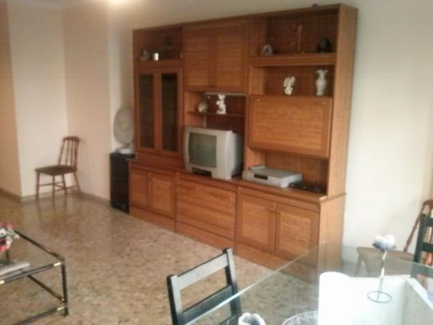 Mueble de comedor en perfecto estado con cajoneras y vitrina