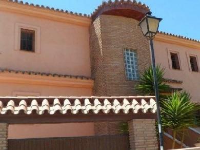 Chalet con 5 dormitorios se vende en Alhaurin de la Torre