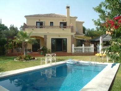 Chalet con 3 dormitorios se vende en Marbella, Costa del Sol