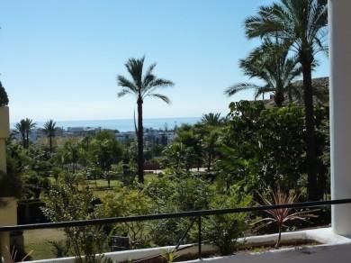 Apartamento con 2 dormitorios se vende en Estepona, Costa del Sol