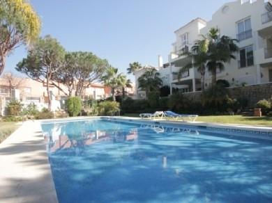 Apartamento con 2 dormitorios se vende en Marbella, Costa del Sol