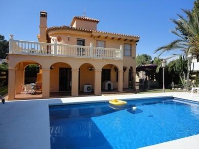 Chalet con 4 dormitorios se vende en Malaga, Costa del Sol