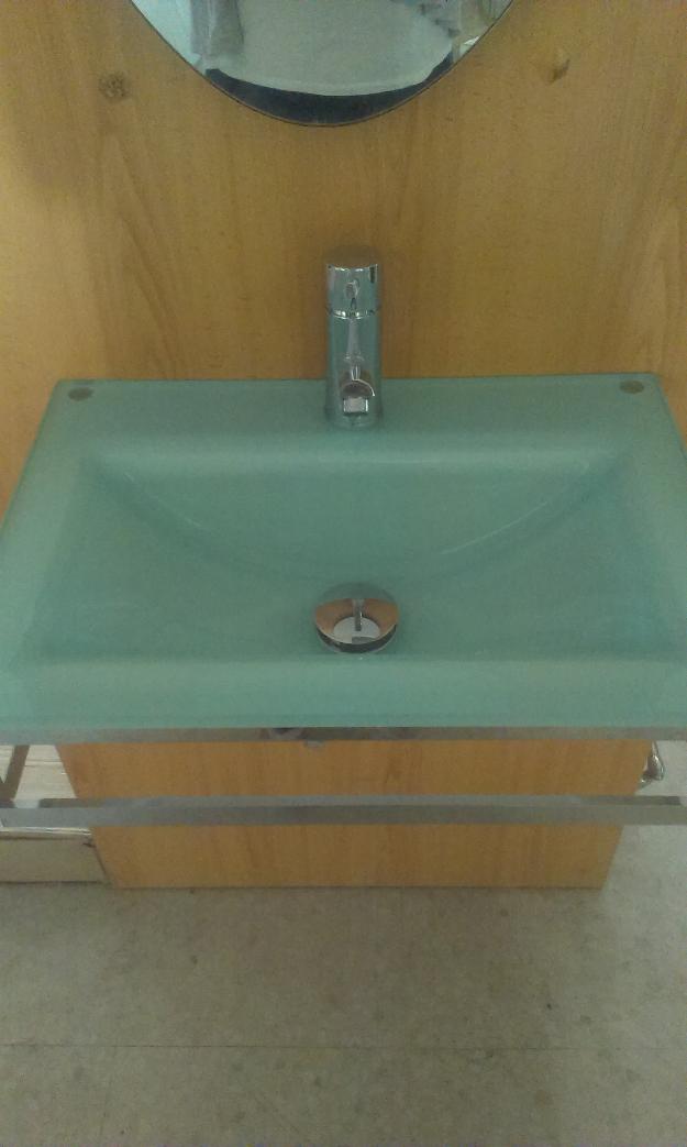 Conjunto de lavabo, espejo y  grifería.