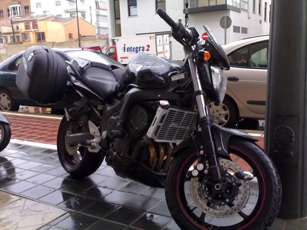 MALETAS Y ANCLAJES GIVI Y CUBRERADIADOR  YAMAHA FZ6 - Valencia