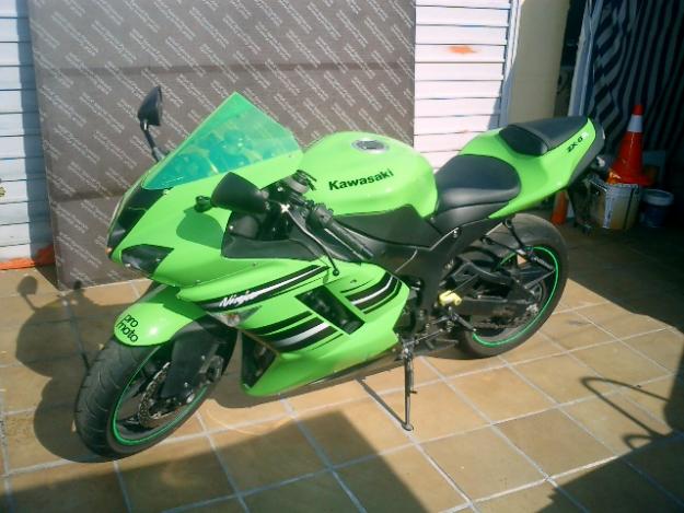 vendo o camvio moto kawasaki ninja6r nueva con un año