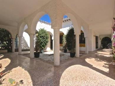 Chalet con 4 dormitorios se vende en Marbella, Costa del Sol