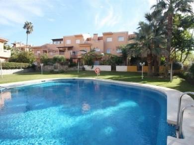 Apartamento con 3 dormitorios se vende en Marbella, Costa del Sol