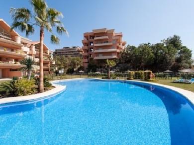 Apartamento con 2 dormitorios se vende en Marbella, Costa del Sol