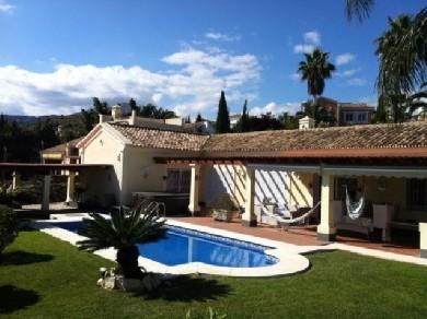 Chalet con 3 dormitorios se vende en Marbella, Costa del Sol