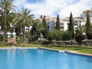 Apartamento con 3 dormitorios se vende en Marbella, Costa del Sol