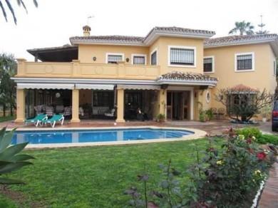 Chalet con 4 dormitorios se vende en Marbella, Costa del Sol