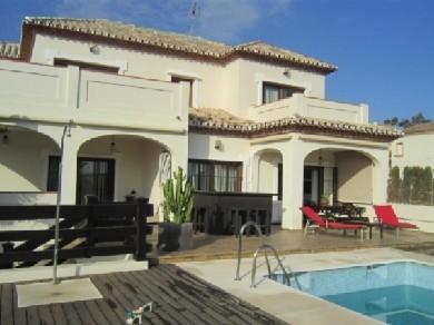 Chalet con 4 dormitorios se vende en Estepona, Costa del Sol