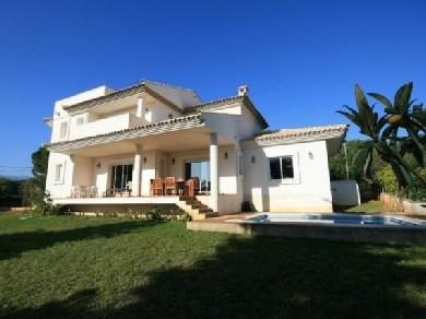 Chalet con 4 dormitorios se vende en Marbella, Costa del Sol