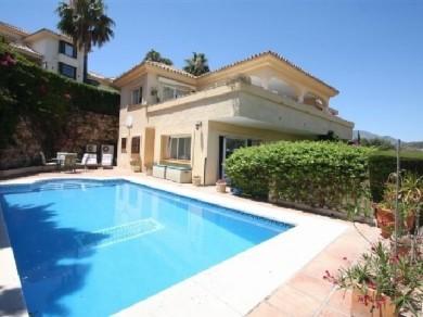 Chalet con 5 dormitorios se vende en Marbella, Costa del Sol